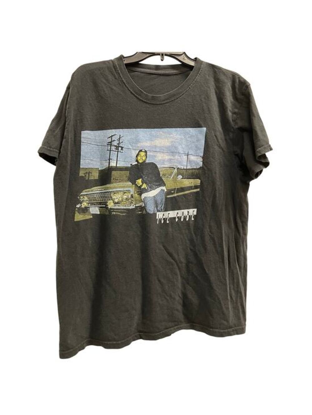 Ice Cube leaning against a classic 1960s Chevrolet Impala black tee sz L
